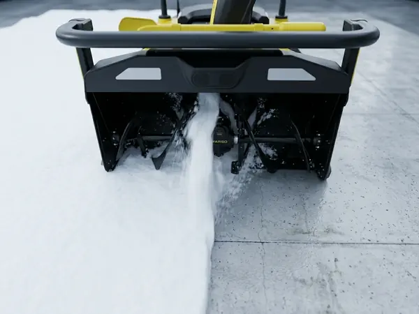 Yarbo Snow Blower убирает снег с бетонной площадки