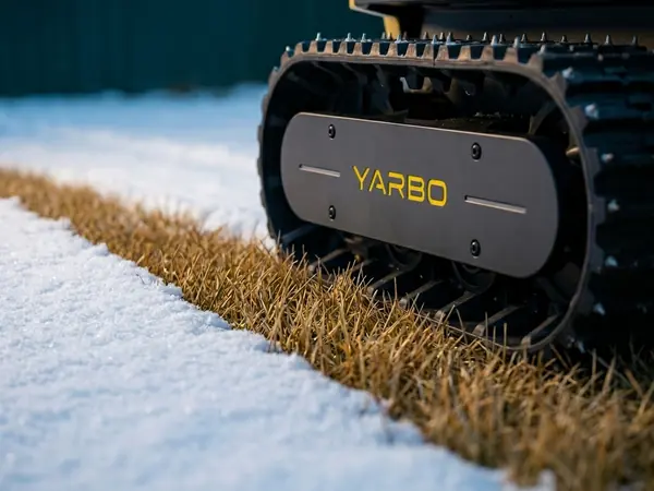 Yarbo Snow Blower убирает снег с газона без повреждения травы
